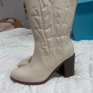 NWT Torrid Women's Cream Western Boots